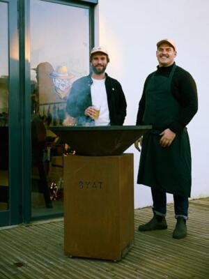 Alexis et Robin avec un brasero Oyat