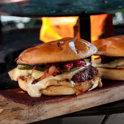 Smash Burger con pancetta affumicata, raclette e salsa al pepe