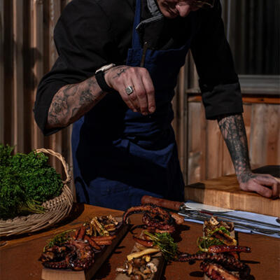 Tentacoli di polpo alla griglia con crema alle erbe aromatiche