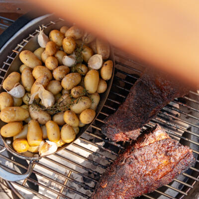 Travers de porc confits au Kamado