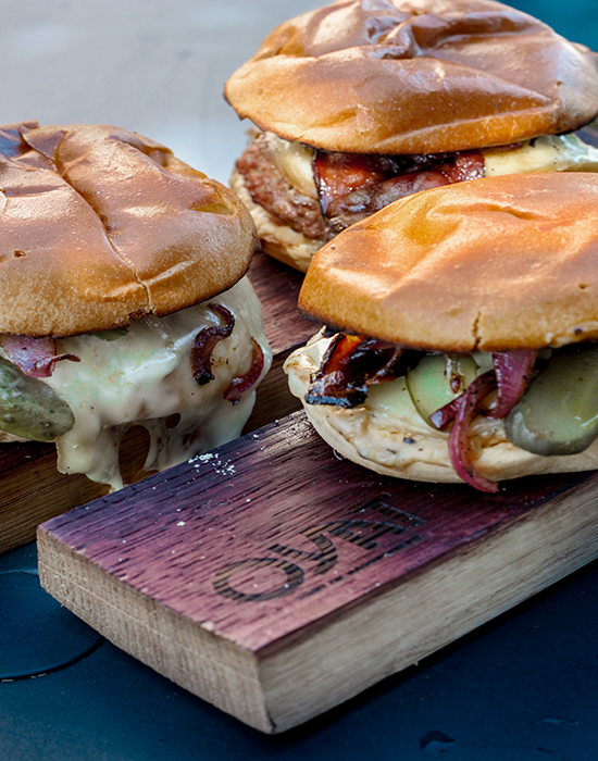 Smash Burger con pancetta affumicata, raclette e salsa al pepe