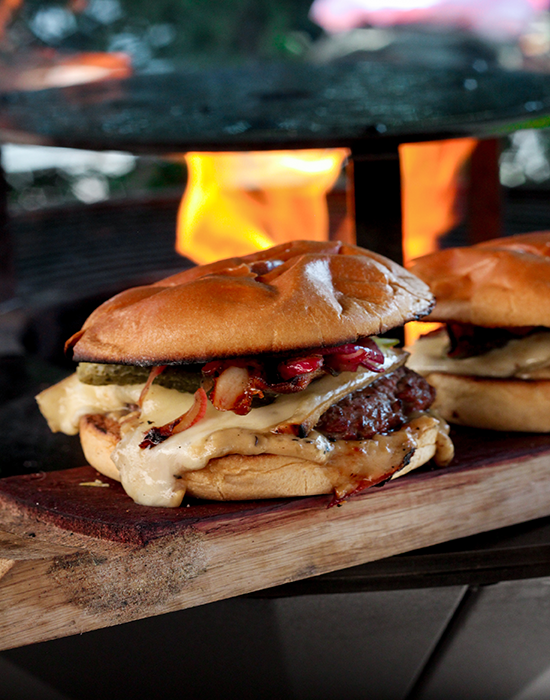 Smash Burger con pancetta affumicata, raclette e salsa al pepe