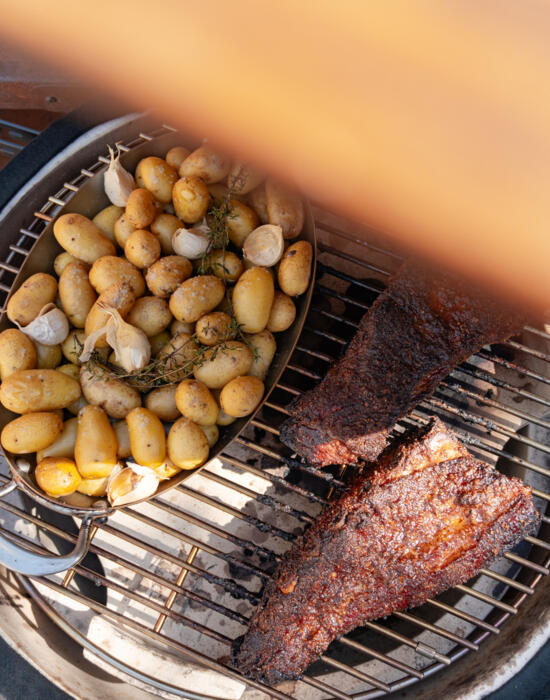Travers de porc confits au Kamado